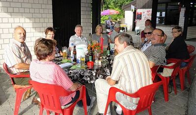 vorne links: Horst Börder, 4. von links Petra Ernstberger, Stirnseite Matthias Döhla