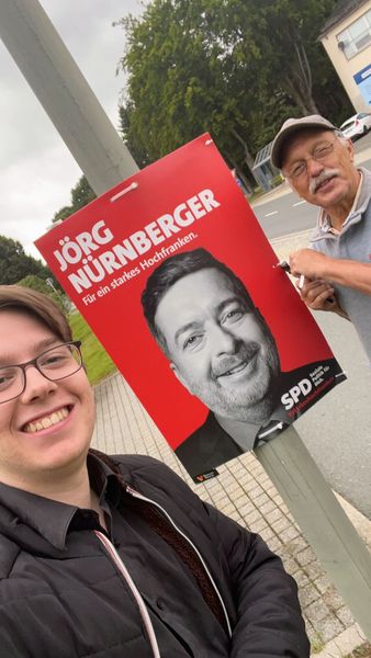 Plakatieren kann doch Freude verursachen.